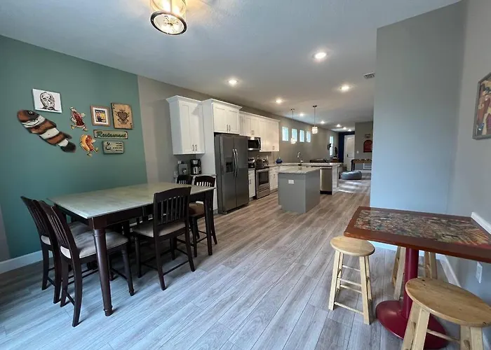 The Billiard Close To Downtown With Fenced Yard